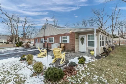 3 Pine St #D, Toms River, NJ 08757