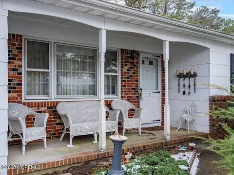 1 Manassas Dr, Toms River, NJ 08757