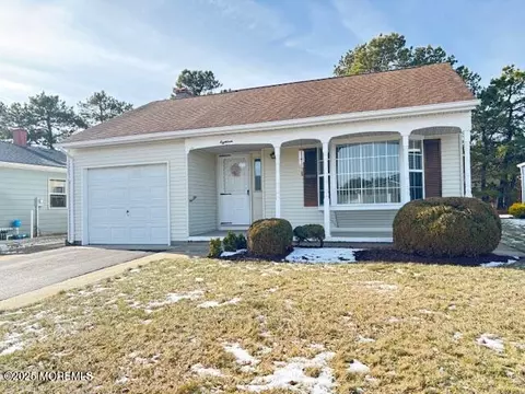 18 Tropicana Ct, Toms River, NJ 08757