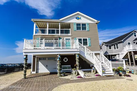 387 N 9th St, Surf City, NJ 08008