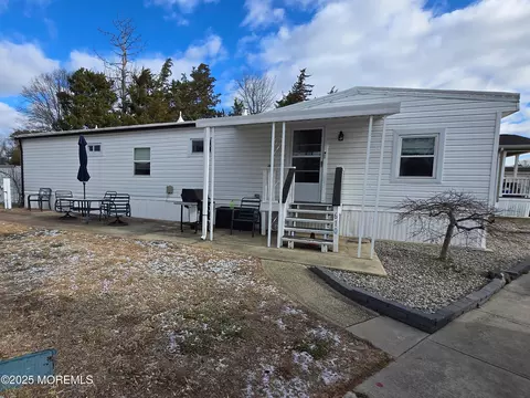 610 6th St, Jackson, NJ 08527