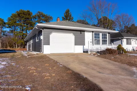 88 Biabou Dr, Toms River, NJ 08757