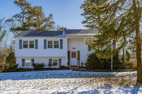 27 Williamsburg Dr, Toms River, NJ 08755