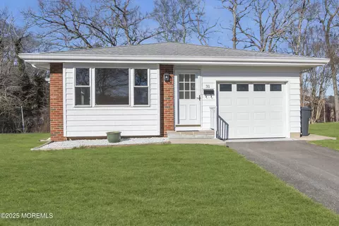31 Buttercup Ct, Toms River, NJ 08755