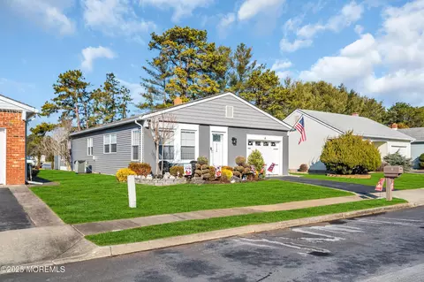 4 Elmswell Ct, Toms River, NJ 08757