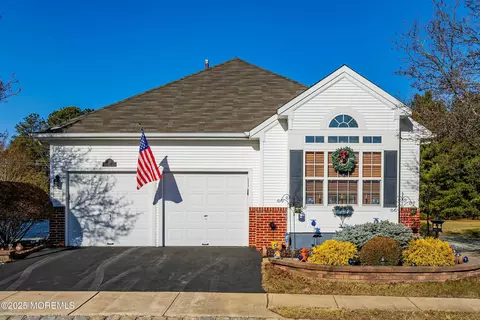 27 Edgeworth Cir, Manchester, NJ 08759