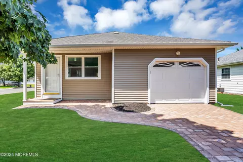 1 Dominica Dr, Toms River, NJ 08757