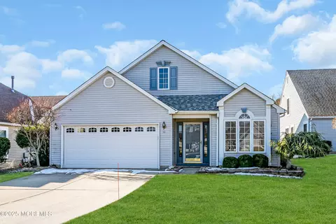 12 Manchester Ct, Jackson, NJ 08527