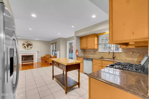 Kitchen - 211 Dwight Pl, Brick, NJ 08724 photo 7 of 9