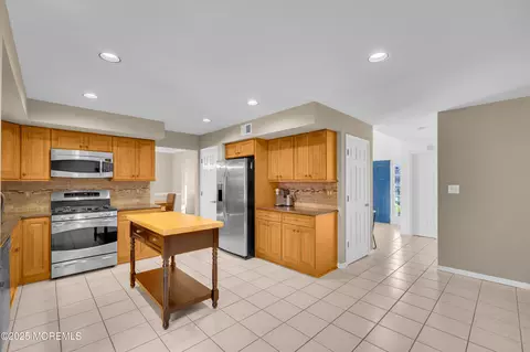 Kitchen - 211 Dwight Pl, Brick, NJ 08724 photo 5 of 9