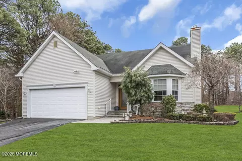 2 Strawberry Ln, Lakewood, NJ 08701