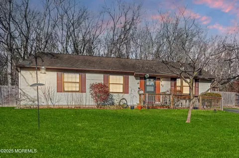 42 Pearl Dr, Howell, NJ 07731