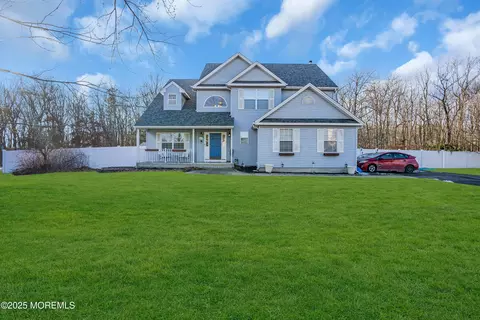 6 Highland Dr, Jackson, NJ 08527
