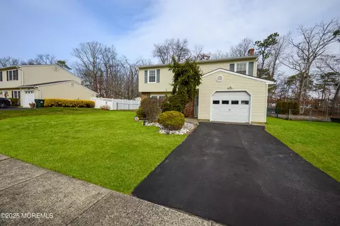 9 Conifer St, Howell, NJ 07731
