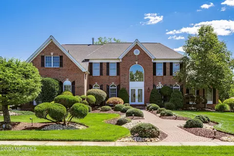 17 Franklin Dr, Freehold, NJ 07728