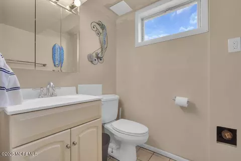 Bath - 533 E Dickinson Ave, Galloway, NJ 08205 photo 4 of 4