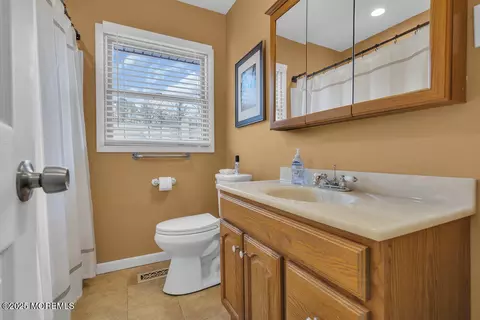 Bath - 533 E Dickinson Ave, Galloway, NJ 08205 photo 1 of 4