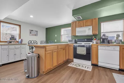 Kitchen - 533 E Dickinson Ave, Galloway, NJ 08205 photo 4 of 5