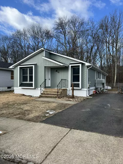 15 Brookview Ln, Englishtown, NJ 07726