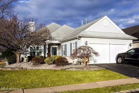 2 Glasdale Ct, Manchester, NJ 08759