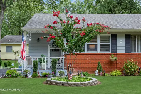 5 Idaho Dr #B, Whiting, NJ 08759