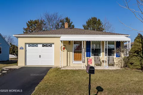 24 Marathon St, Toms River, NJ 08757