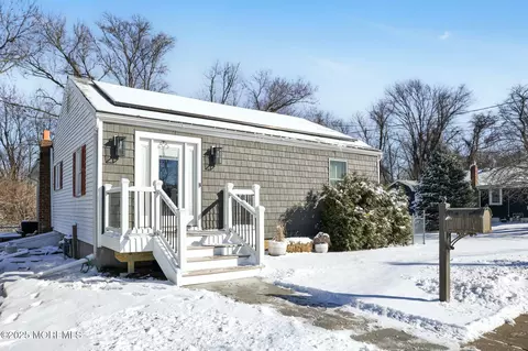 635 Center Ave, Belford, NJ 07718