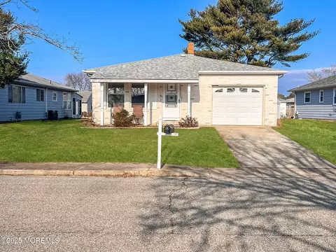 15 San Salvador St, Toms River, NJ 08757