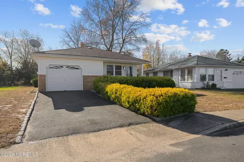 321 Curacao St, Toms River, NJ 08757