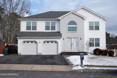 5 Diamond Ln, Howell, NJ 07731