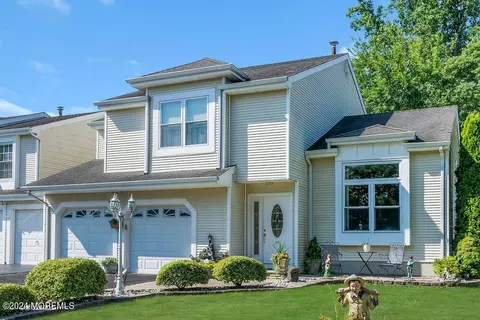 27 Baytree Cir #2, North Middletown, NJ 07748
