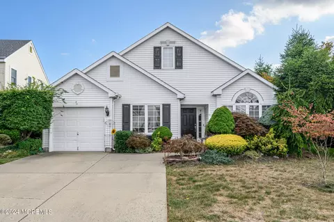 8 Oakmont Ln, Jackson, NJ 08527