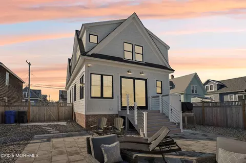 211 4th St, Beach Haven, NJ 08008