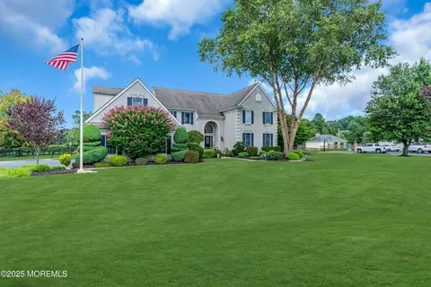 3 Deer Run Dr, Freehold, NJ 07728