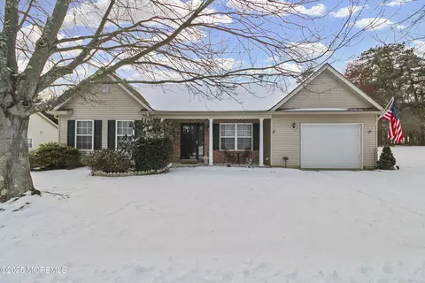 338 Gardenia Dr, Whiting, NJ 08759