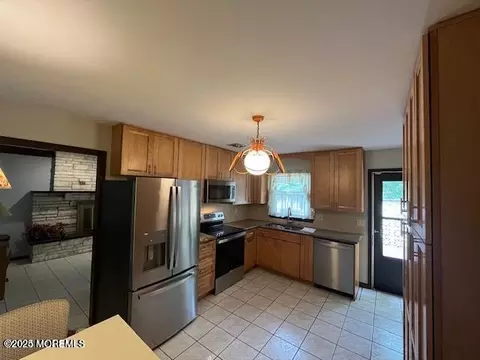 77 Nautilus St, Beachwood, NJ 08722