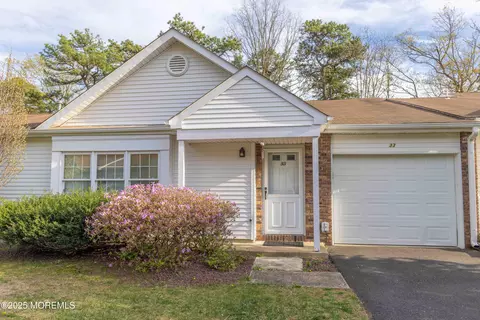 33 Nicole Ct, Lakewood, NJ 08701