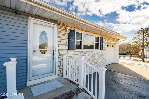 2 Green Ridge Dr, Toms River, NJ 08757