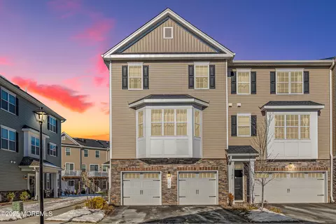 1101 Arose Ln, Middletown, NJ 07748