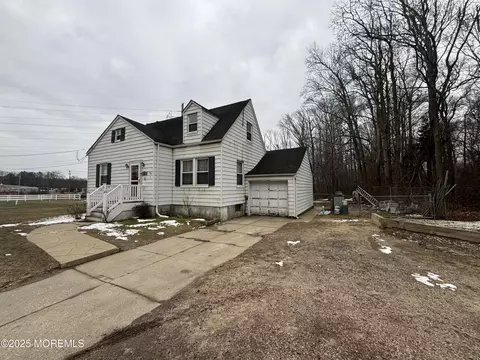 377 Asbury Rd, Farmingdale, NJ 07727