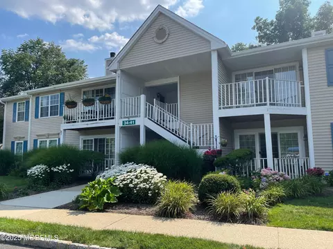 39 Players Cir, Tinton Falls, NJ 07724