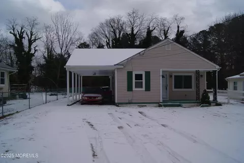 17 Division St, Brick, NJ 08724