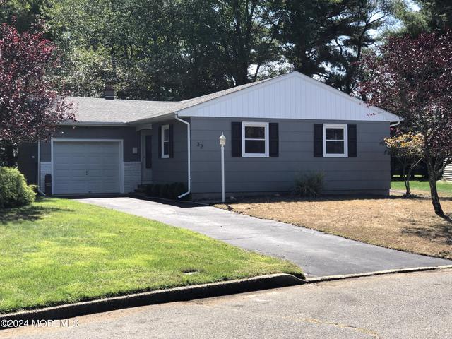 32 Cambridge Ct, Toms River, NJ 08757