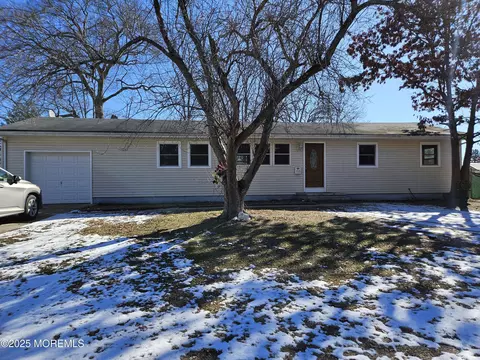 155 Ocean Gate Dr, Bayville, NJ 08721