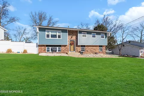 6 Arkansas Dr, Jackson, NJ 08527