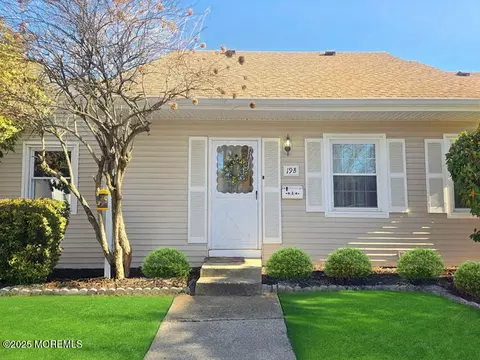 19 B Plaza Del Campillo #1000, Freehold, NJ 07728