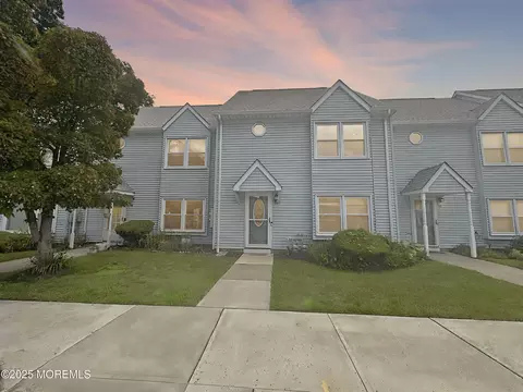 48 Colonial Ct, Jackson, NJ 08527