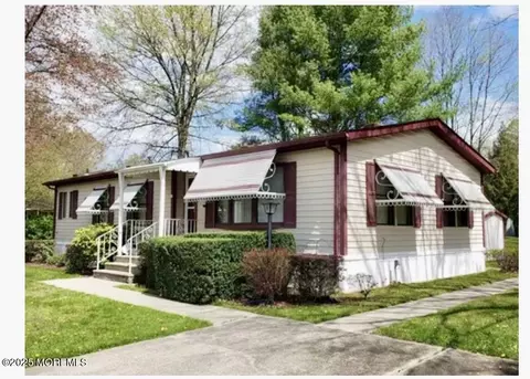 9 Greenway Trl, Cream Ridge, NJ 08514