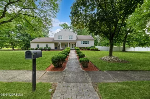 1 Devon Dr, Manalapan, NJ 07726