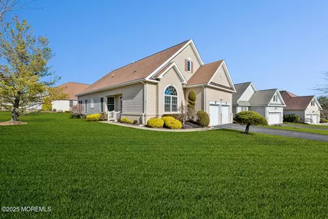 34 Boxwood Dr, Ocean, NJ 07712